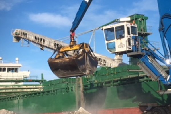 Lastning av aska för transport till Danmark